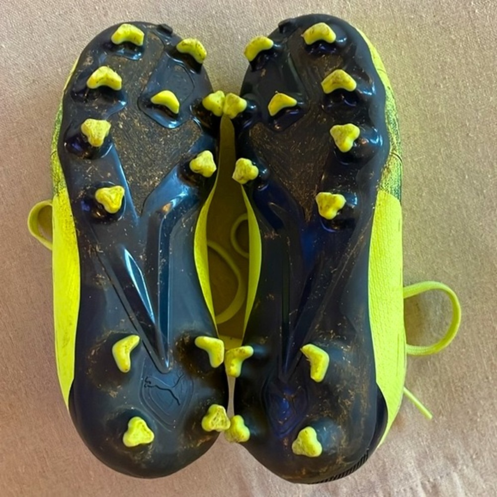 Puma‎ girls 10.5 soccer cleats - Picture 3 of 7